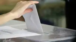 Un votante depositando su voto en la urna Un votante depositando su voto en la urna