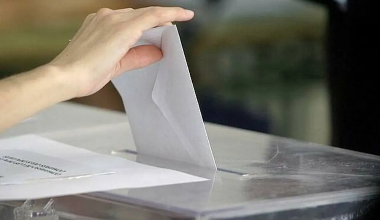 Un votante depositando su voto en la urna