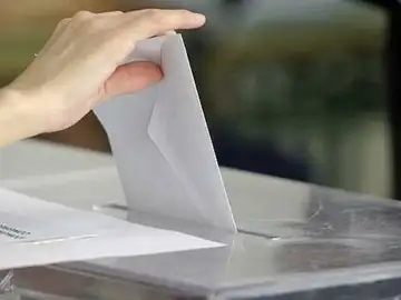 Un votante depositando su voto en la urna Un votante depositando su voto en la urna