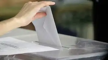 Un votante depositando su voto en la urna
