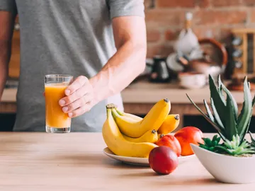 Zumo de naranja y fruta entera. Zumo de naranja y fruta entera.