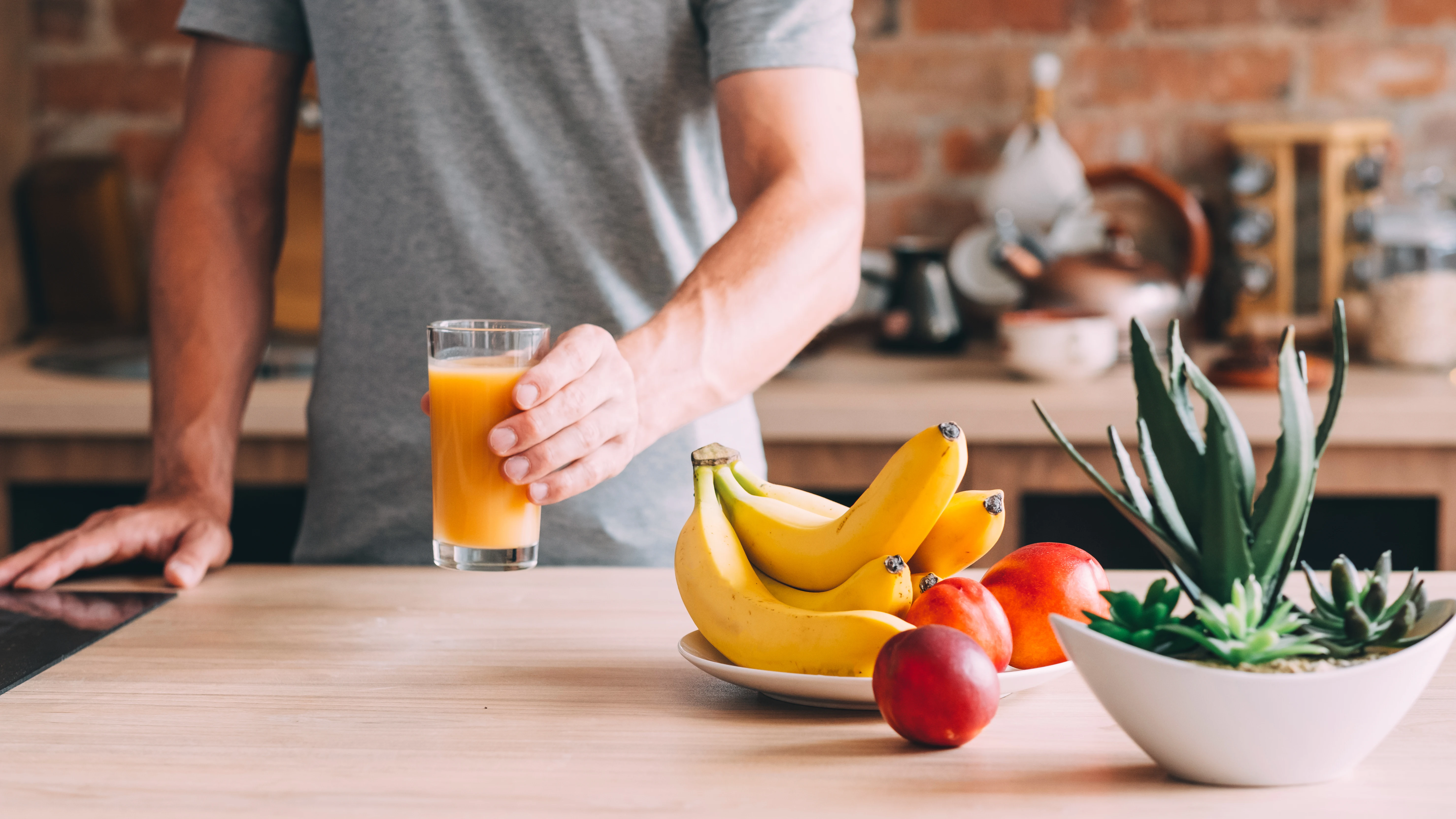 Zumo de naranja y fruta entera. Zumo de naranja y fruta entera.
