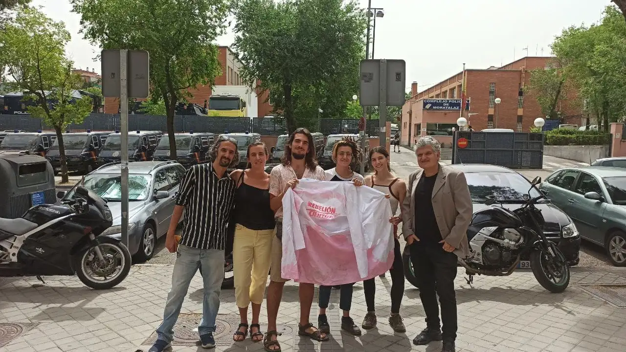 En libertad los 14 activistas climáticos que tiñeron de rojo el Congreso en abril En libertad los 14 activistas climáticos que tiñeron de rojo el Congreso en abril