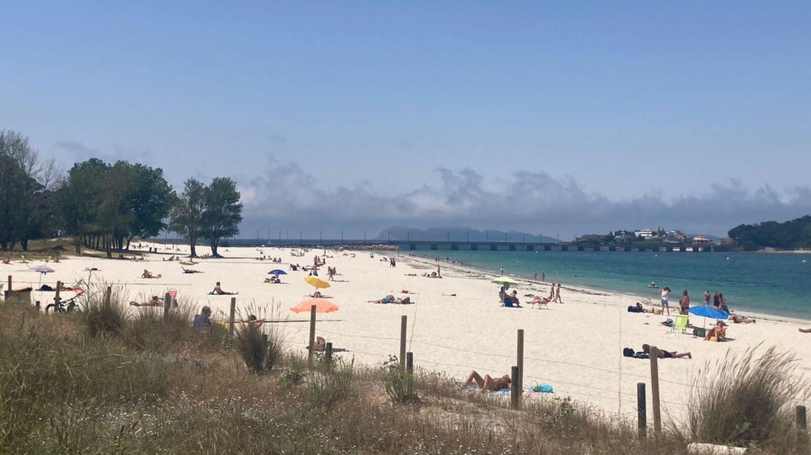 Orinar en las playas de Vigo puede costarnos 750 euros de multa, ya sea en la arena o en el mar