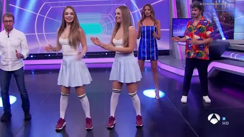 Las Twin Melody ponen a bailar a Antonio Pagudo y María Hervás en 'El Hormiguero 3.0' con la coreografía de moda de Shakira Las Twin Melody ponen a bailar a Antonio Pagudo y María Hervás en 'El Hormiguero 3.0' con la coreografía de moda de Shakira