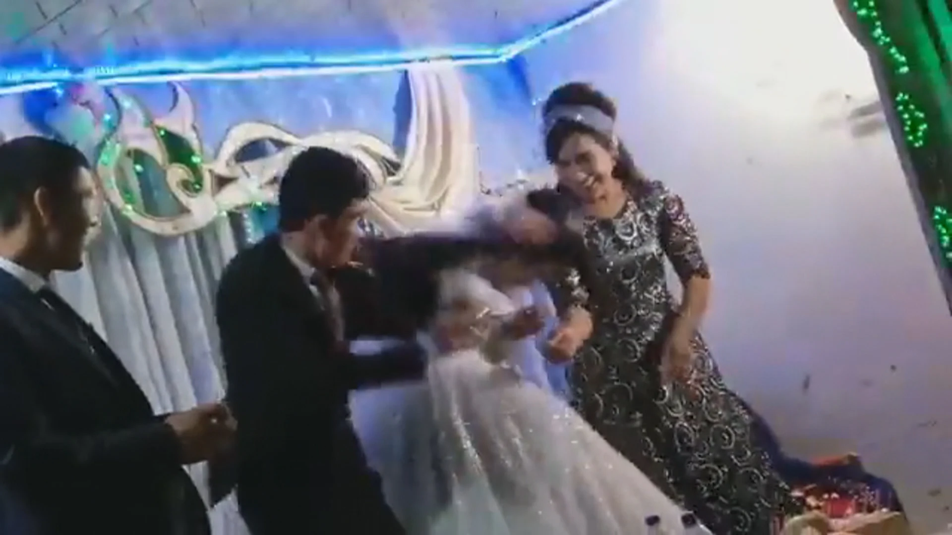 Hombre golpea a su novia en la boda Hombre golpea a su novia en la boda