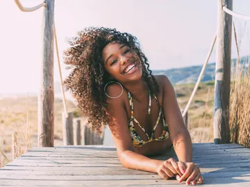 Cabello rizado en la playa Cabello rizado en la playa