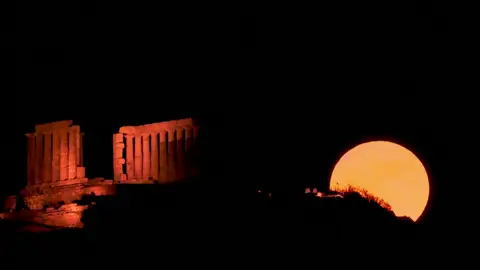 La Superluna de Fresa desde Atenas La Superluna de Fresa desde Atenas