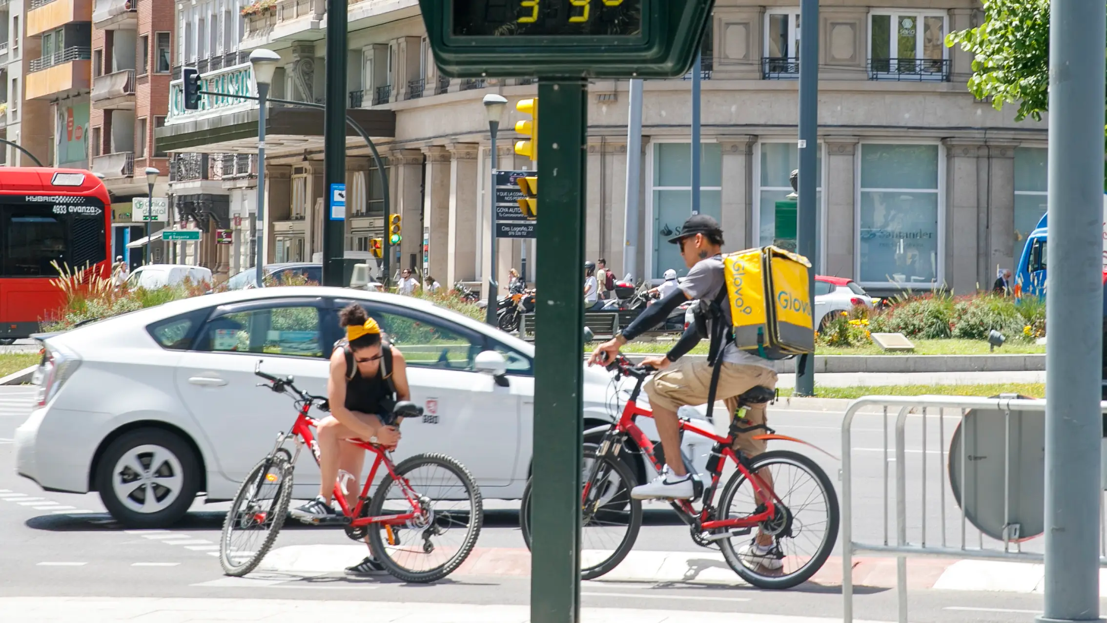 Un term&oacute;metro marca 39 grados en el centro de Zaragoza