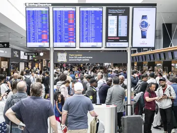 Pasajeros esperando a coger un avión en Suiza Pasajeros esperando a coger un avión en Suiza