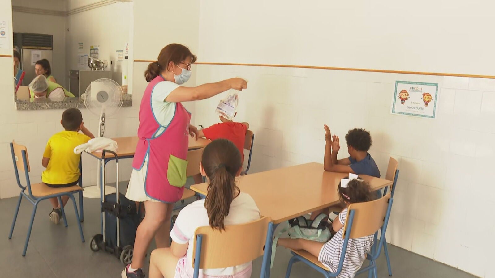 Así combaten los colegios la ola de calor: toldos, cremas y alumnos rociados con agua