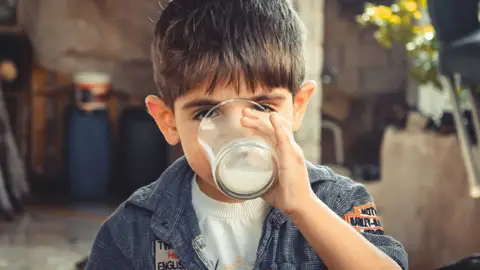 Niño bebiendo leche Niño bebiendo leche