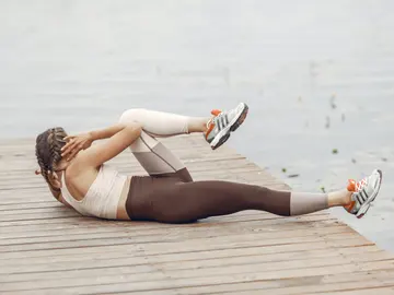 Mujer haciendo deporte al aire libre. Mujer haciendo deporte al aire libre.
