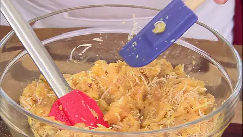 Cubre la carne con un film de cocina Cubre la carne con un film de cocina