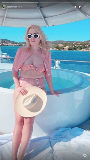 Rebel Wilson posa en bikini