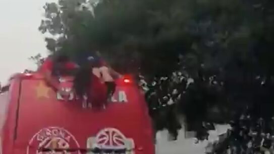Arnau Mart&iacute;nez salva a una fot&oacute;grafa de caer del autob&uacute;s durante la r&uacute;a de ascenso del Girona