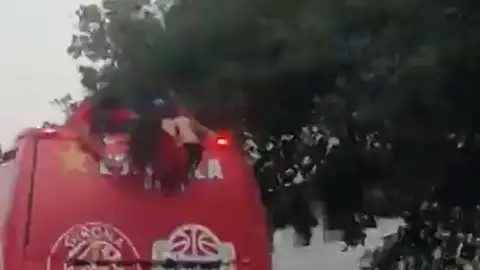 Arnau Martínez salva a una fotógrafa de caer del autobús durante la rúa de ascenso del Girona Arnau Martínez salva a una fotógrafa de caer del autobús durante la rúa de ascenso del Girona