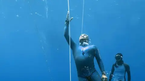 John Muñoz Aristizábal, el primer colombiano que desciende 112 metros en la modalidad de apnea sin límite John Muñoz Aristizábal, el primer colombiano que desciende 112 metros en la modalidad de apnea sin límite