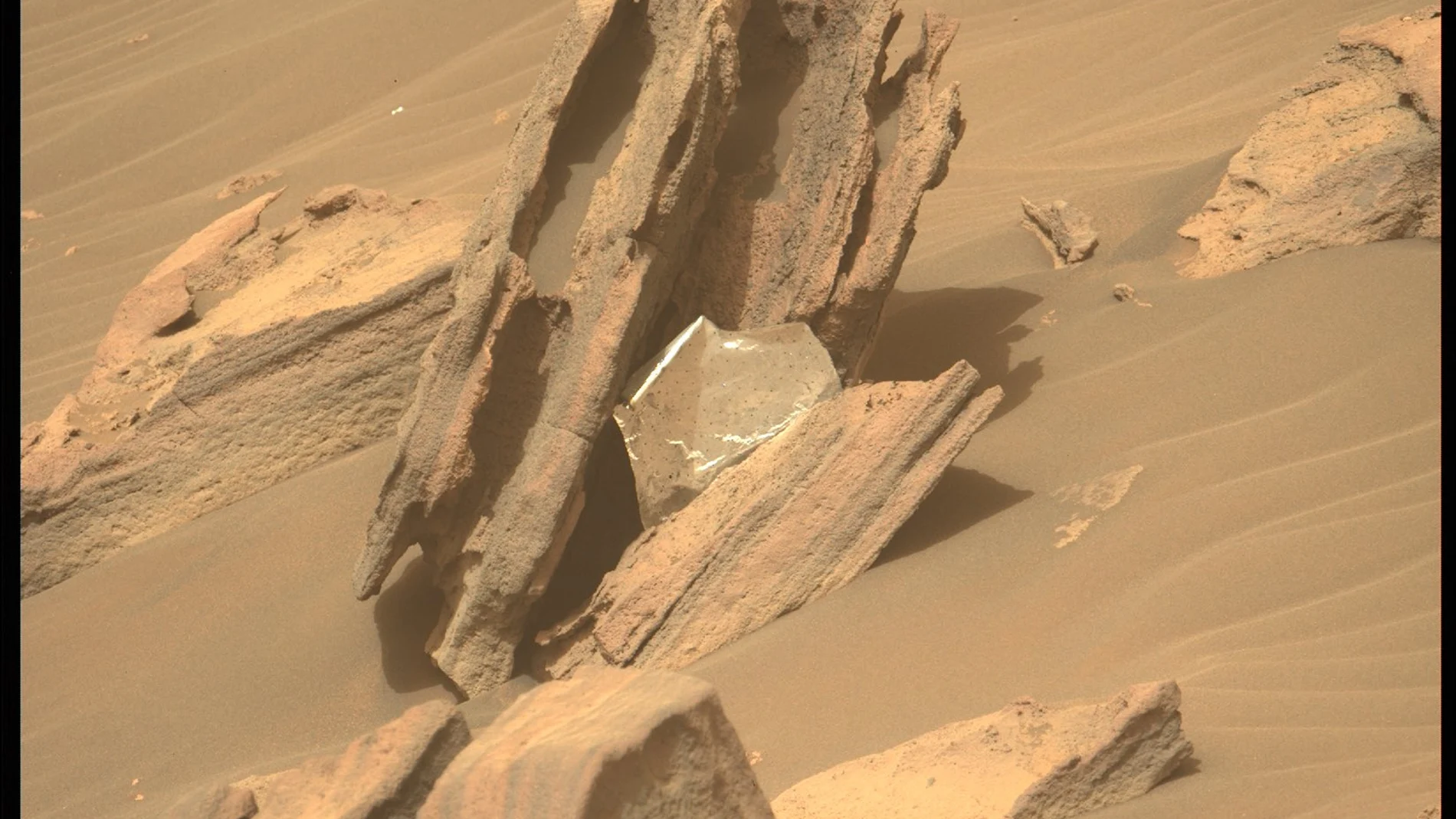 El extraño objeto plateado captado por el Perseverance en Marte que no pertenece al planeta rojo