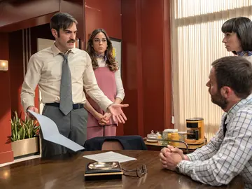 Raúl y Fran, enfrentados por la situación de Carmen ante las atónitas miradas de Coral y Paloma Raúl y Fran, enfrentados por la situación de Carmen ante las atónitas miradas de Coral y Paloma