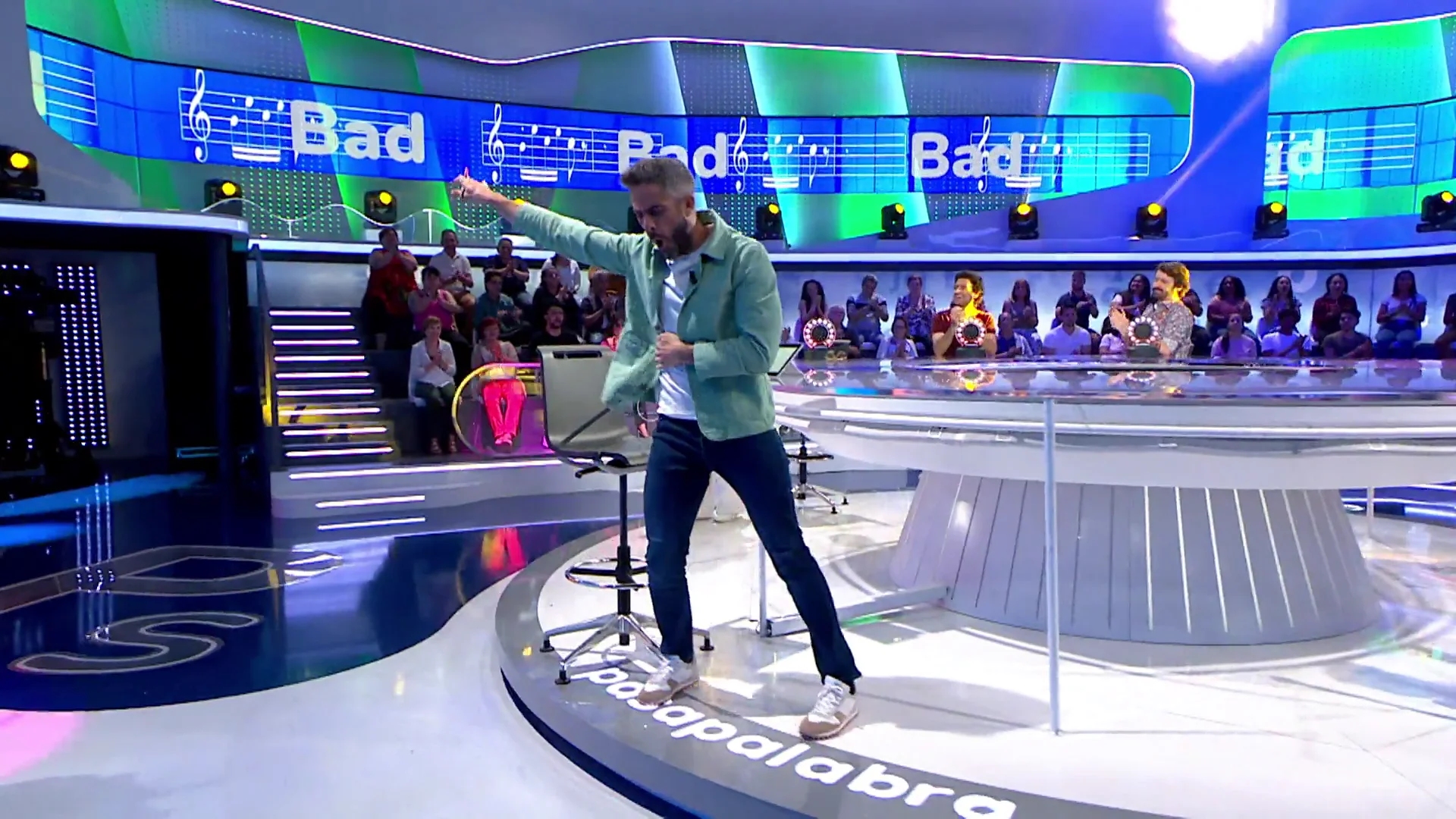 Roberto Leal baila como Michael Jackson… ¡y hasta se atreve hasta con el ‘moonwalk’! Roberto Leal baila como Michael Jackson… ¡y hasta se atreve hasta con el ‘moonwalk’!