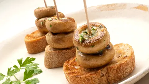 Champiñones al ajillo, de Arguiñano: ¡Tan solo 6 ingredientes para la receta que "huele a día de fiesta"!  Champiñones al ajillo, de Arguiñano: ¡Tan solo 6 ingredientes para la receta que "huele a día de fiesta"!