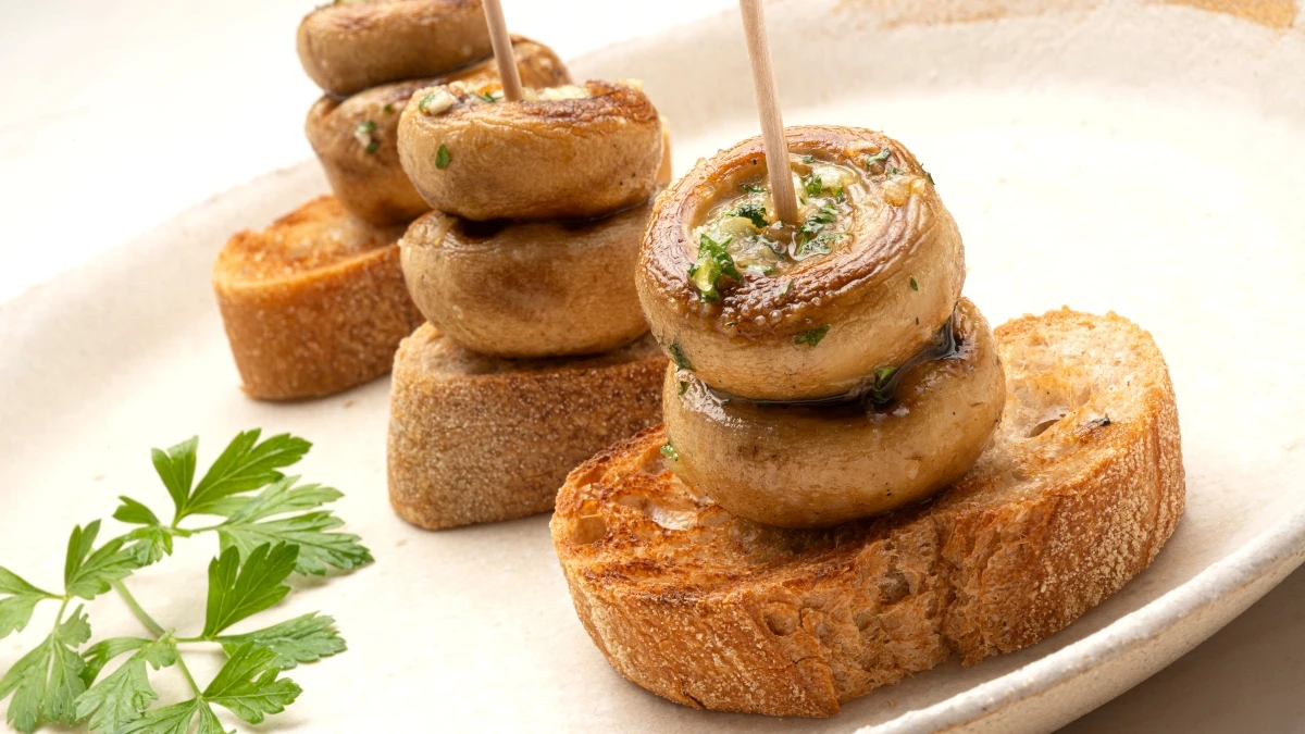 Champiñones al ajillo, de Arguiñano: ¡Tan solo 6 ingredientes para la receta que "huele a día de fiesta"! Champiñones al ajillo, de Arguiñano: ¡Tan solo 6 ingredientes para la receta que "huele a día de fiesta"!