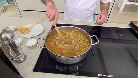 Añade los fideos y el caldo Añade los fideos y el caldo