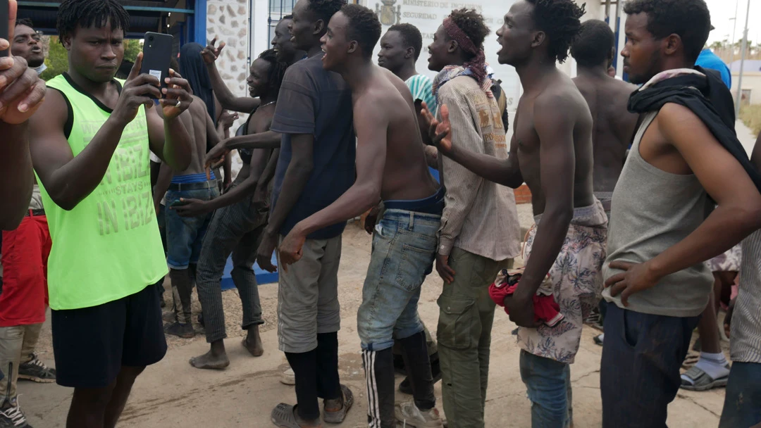 Cuatro polic&iacute;as y 45 subsaharianos muertos en el salto de la valla de Melilla
