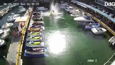 El momento en el que una moto acuática explota con dos personas a bordo El momento en el que una moto acuática explota con dos personas a bordo