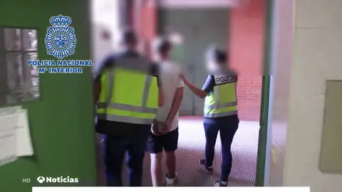 Cinco detenidos en Elche por pagar a una menor a cambio de imágenes y vídeos pornográficos y prostituirla Cinco detenidos en Elche por pagar a una menor a cambio de imágenes y vídeos pornográficos y prostituirla