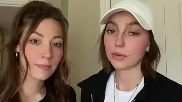 Tras dos años de relación descubren que pueden ser hermanas Tras dos años de relación descubren que pueden ser hermanas