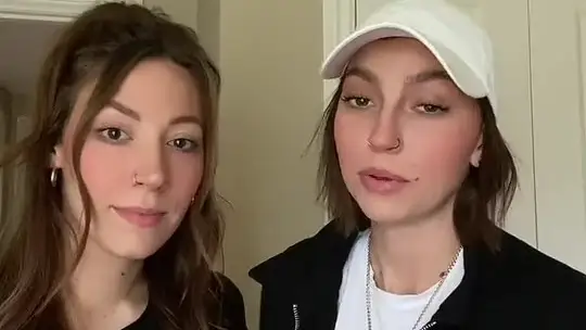 Tras dos a&ntilde;os de relaci&oacute;n descubren que pueden ser hermanas