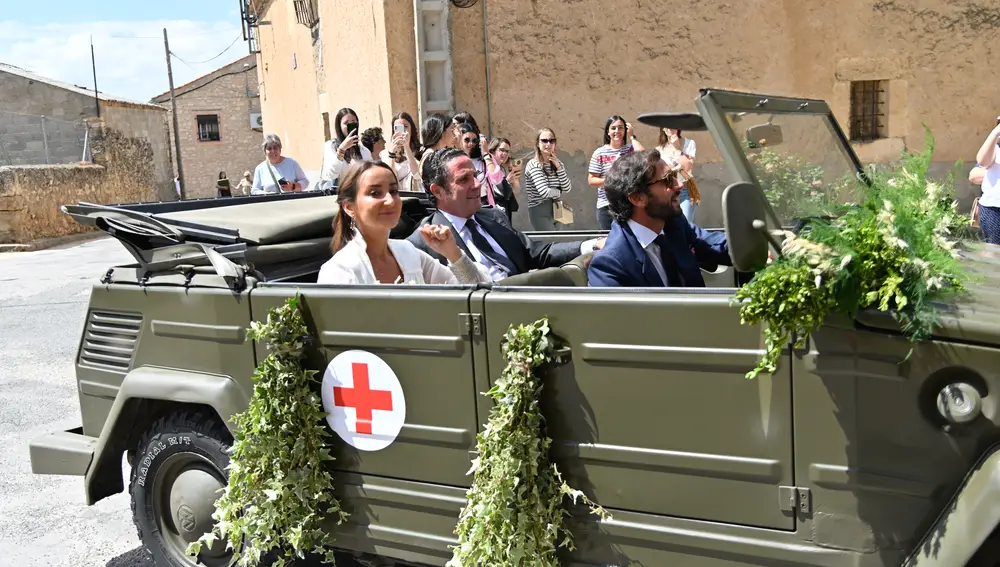 Lucía Pombo llegando a su boda en un coche militar