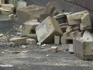 Cuatro jóvenes heridos al derrumbarse un muro sobre el que estaban subidos en Amorebieta