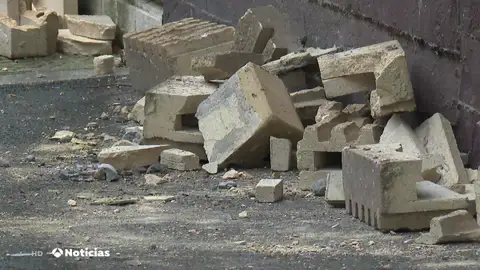 Cuatro jóvenes heridos al derrumbarse un muro sobre el que estaban subidos en Amorebieta Cuatro jóvenes heridos al derrumbarse un muro sobre el que estaban subidos en Amorebieta