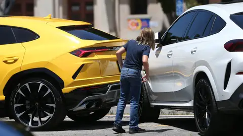 Samu viendo el estado del coche tras el incidente Samu viendo el estado del coche tras el incidente