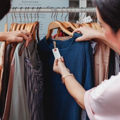 Mirando el precio de una prenda de ropa