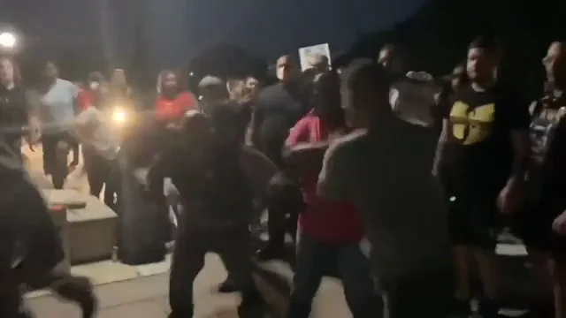 El v&iacute;deo del momento en que la candidata dem&oacute;crata recibe un pu&ntilde;etazo 