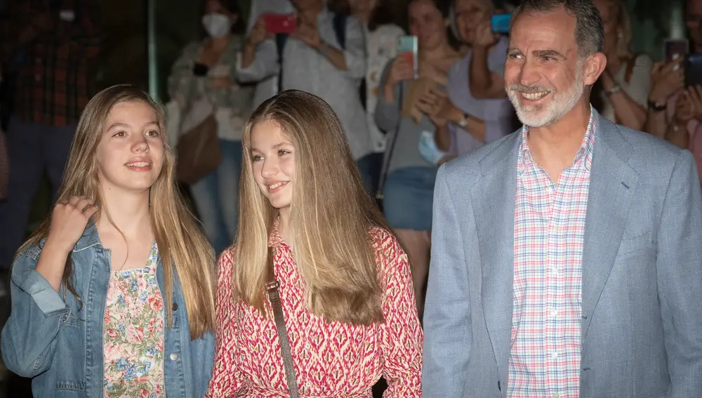 Felipe VI, la princesa Leonor y la infanta Sofía en una salida familiar