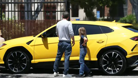 Ben Affleck junto a su hijo viendo el Lamborghini Ben Affleck junto a su hijo viendo el Lamborghini