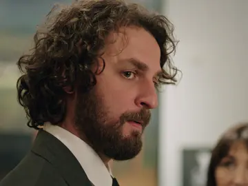 Han, muerto de celos, consigue contenerse y no hacer daño al hombre que se ha acercado a Ceylan Han, muerto de celos, consigue contenerse y no hacer daño al hombre que se ha acercado a Ceylan