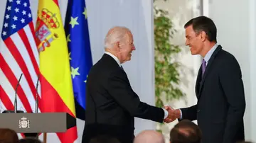 Saludo entre Joe Biden y Pedro Sánchez