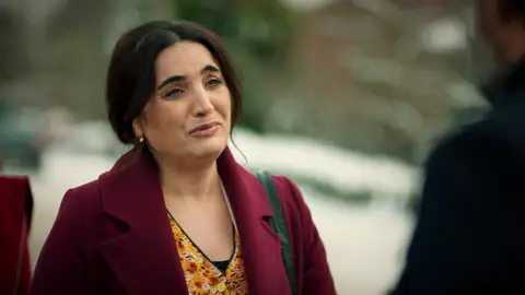 Şengül se aprovecha de la tragedia de sus sobrinos y le pide dinero al señor Akif: "Estos niños se han quedado sin nada" Şengül se aprovecha de la tragedia de sus sobrinos y le pide dinero al señor Akif: "Estos niños se han quedado sin nada"