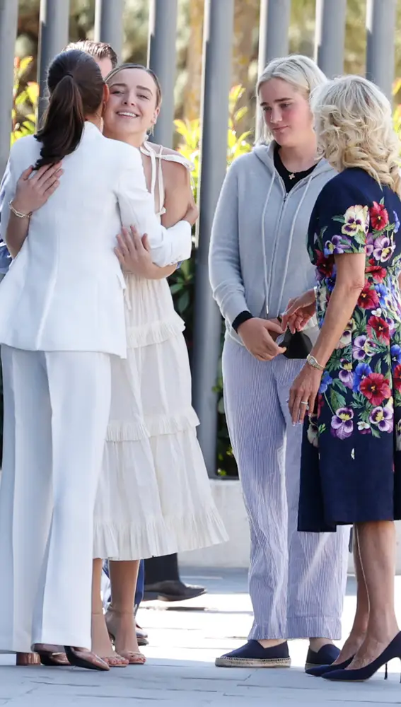 La reina Letizia junto a Jill Biden y sus dos nietas