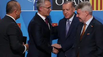 El secretario general de la OTAN, Jens Stohttp://img-cms.atresmedia.com/clipping/images/2022/06/28/A7730DAB-C91C-4FC0-ADC7-862F5D0E57B4/default.jpglteneberg, estrecha la mano del presidente turco, Recep Tayyip Erdogan