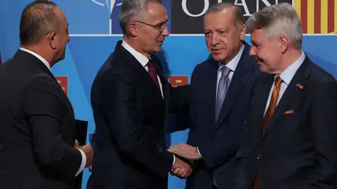 El secretario general de la OTAN, Jens Stolteneberg, estrecha la mano del presidente turco, Recep Tayyip Erdogan El secretario general de la OTAN, Jens Stolteneberg, estrecha la mano del presidente turco, Recep Tayyip Erdogan