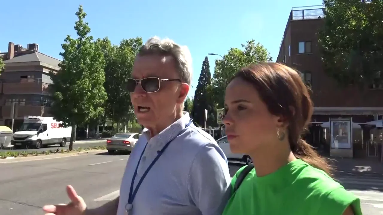José Ortega Cano, muy nervioso, pierde los papeles con su hija Gloria Camila tras enfadarse con la prensa José Ortega Cano, muy nervioso, pierde los papeles con su hija Gloria Camila tras enfadarse con la prensa