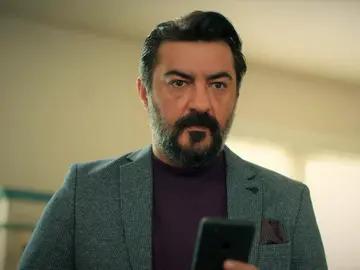 Akif recibe un misterioso mensaje anónimo: "Vimos cómo mataste a Veli" Akif recibe un misterioso mensaje anónimo: "Vimos cómo mataste a Veli"