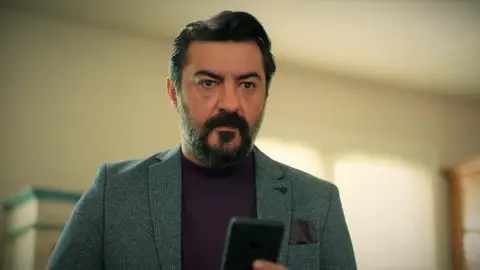 Akif recibe un misterioso mensaje anónimo: "Vimos cómo mataste a Veli" Akif recibe un misterioso mensaje anónimo: "Vimos cómo mataste a Veli"